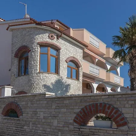 2 Bedroom Amazing In Apartment Pula