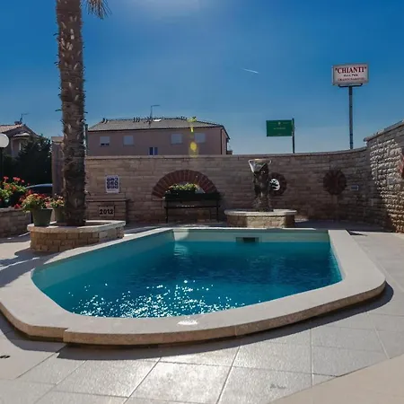 Apartman Cozy In With Swimming Pool