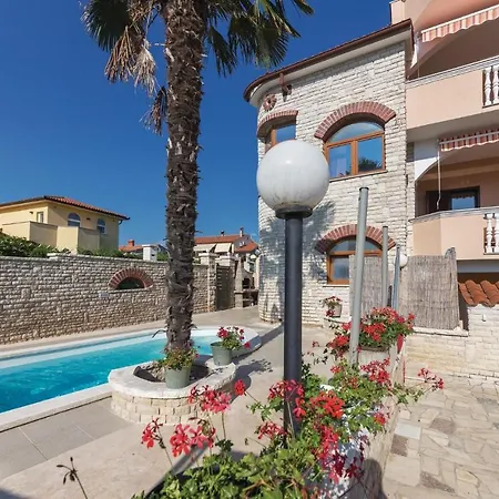Apartman Cozy In With Swimming Pool