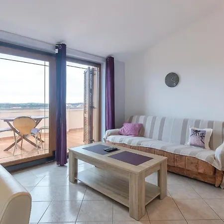 Apartman Cozy In With Swimming Pool