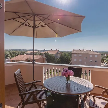 Apartment Lovely In With Kitchen Pula