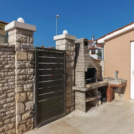 Apartment Lovely In With Kitchen Pula