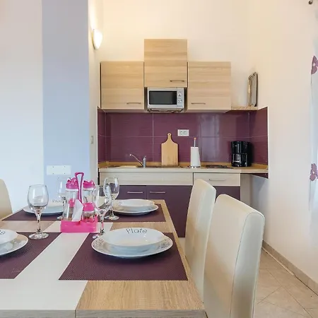 Lovely In With Kitchen Pula